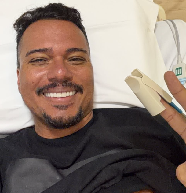 Cantor compartilhou nas redes sociais imagens do per&iacute;odo em que esteve no hospital