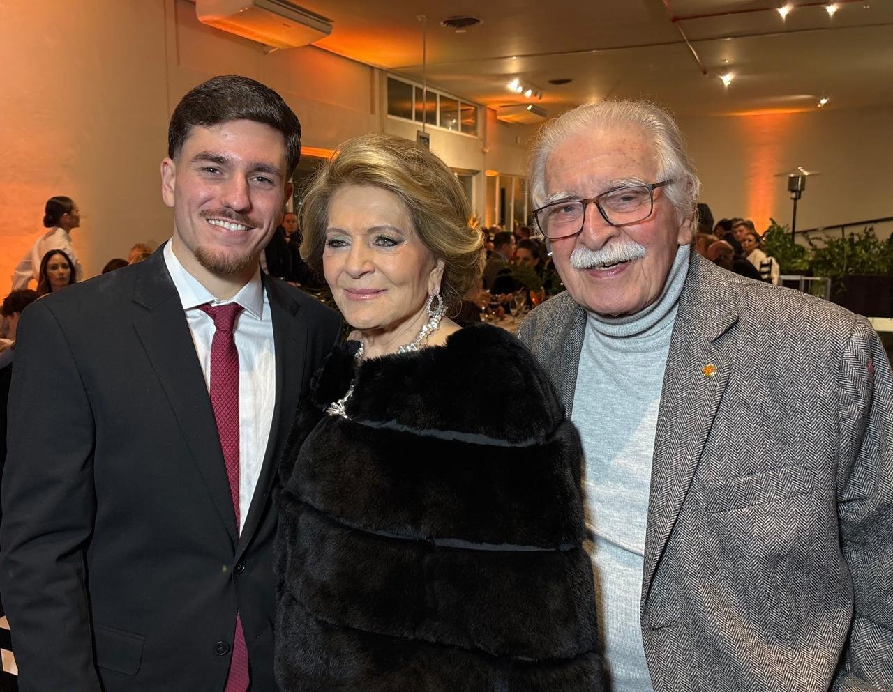 O novo advogado Ot&aacute;vio Garcia, com os av&oacute;s Ivone e Odilon Garcia, na festa de formatura, no Clube C&iacute;rculo Militar