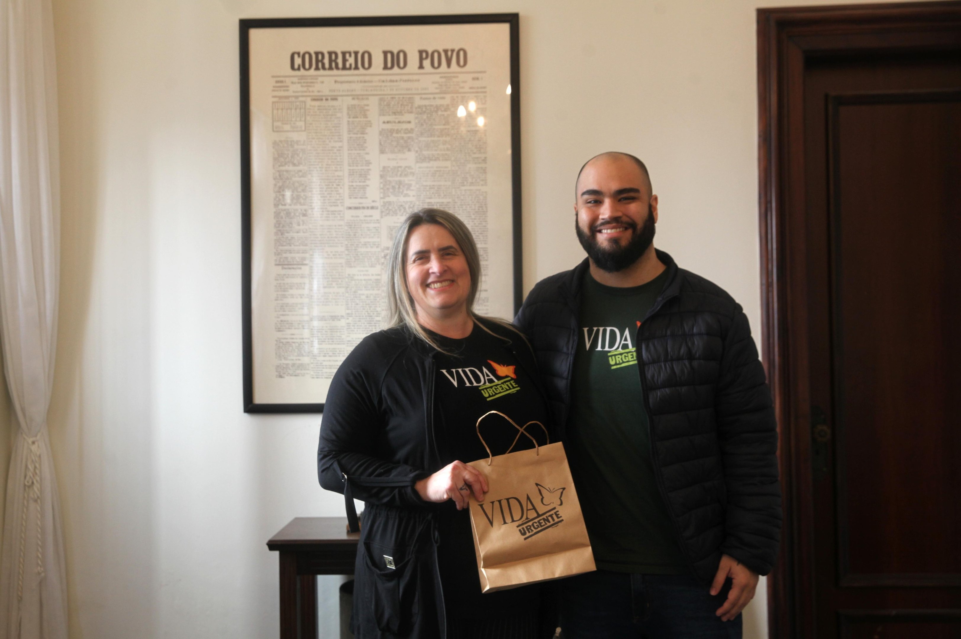 Larissa Gonzaga e Alexasander Madeira em visita ao Correio do Povo