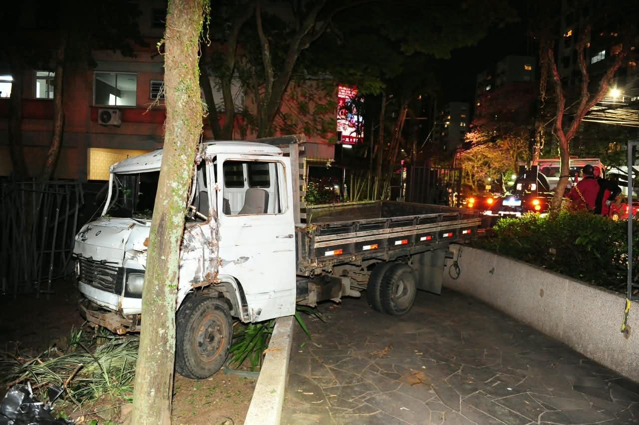 Caminh&atilde;o invade terreno de condom&iacute;nio no bairro Boa Vista, em Porto Alegre