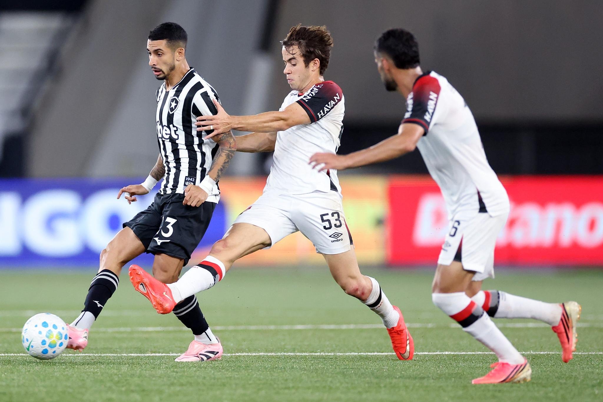 Athletico-PR vence Botafogo por 3 a 2 e cola no vice-l&iacute;der do Brasileir&atilde;o
