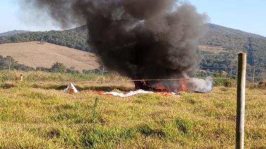 Avi&atilde;o de pequeno porte pega fogo e cai em MG; piloto foi socorrido com vida