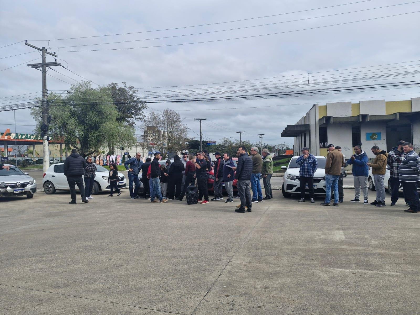 Durante a manh&atilde;, os profissionais  se reuniram em um estacionamento da Avenida Zeferino Costa