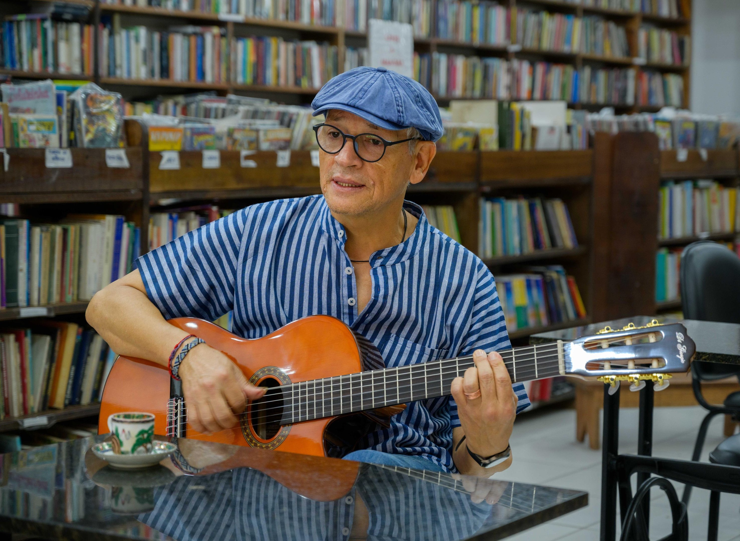 Z&eacute; Carad&iacute;pia ao viol&atilde;o, instrumento que atravessa sua trajet&oacute;ria e d&aacute; forma ao seu repert&oacute;rio autoral