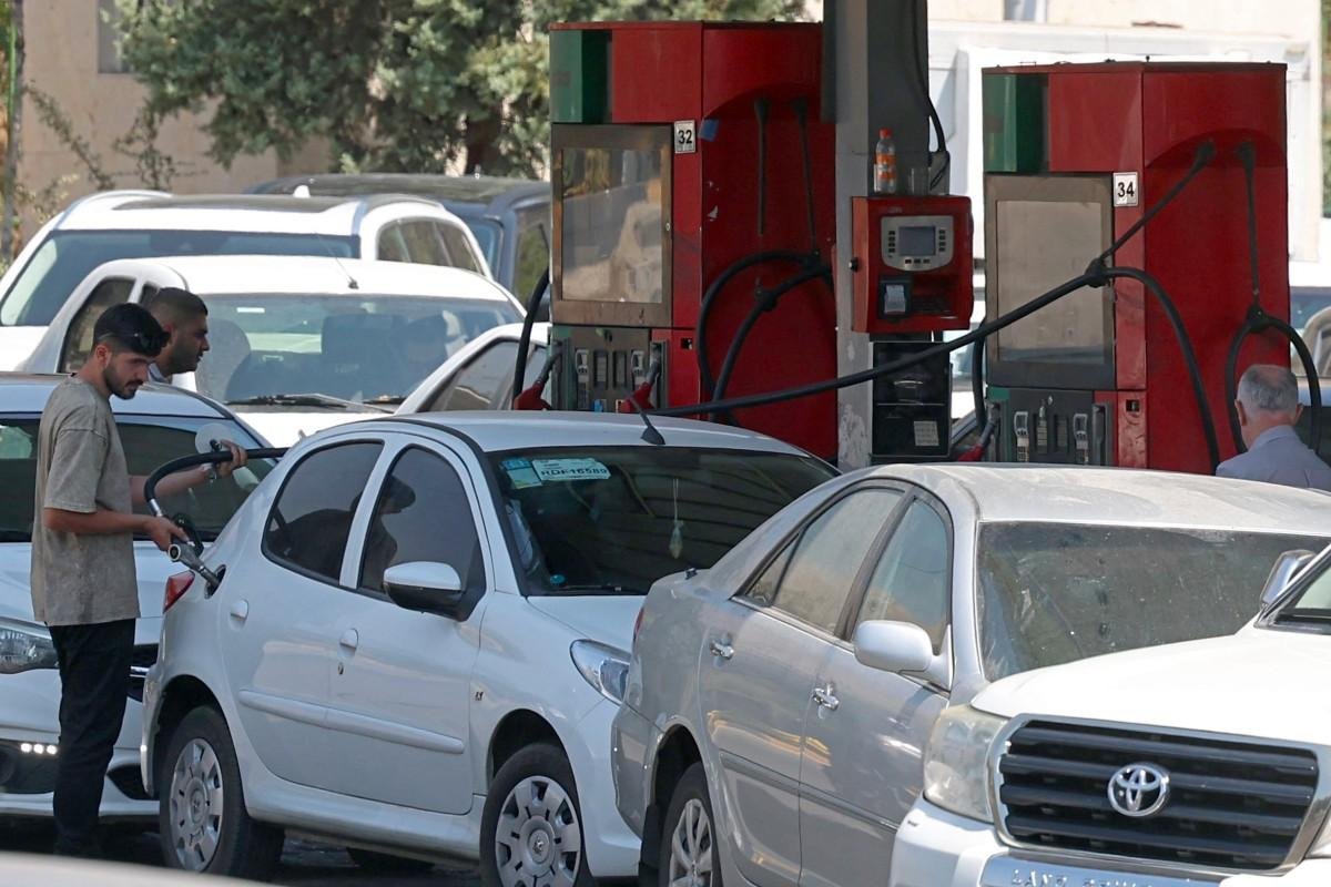 Dirigentes iranianos minimizaram as consequ&ecirc;ncias, mas alguns moradores da capital, Teer&atilde;, j&aacute; temiam o impacto econ&ocirc;mico e formaram longas filas nos postos de gasolina