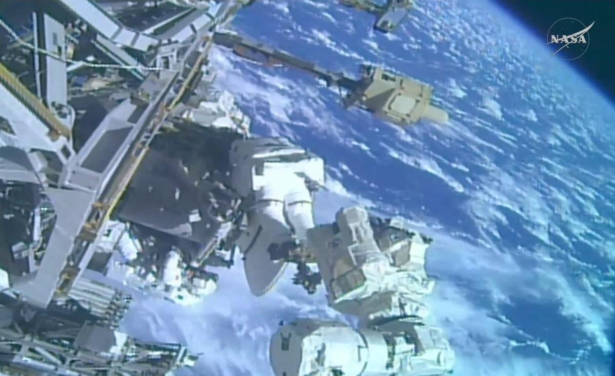 Os dois ficaram fora da Esta&ccedil;&atilde;o Espacial por seis horas e meia para instalar e conectar com sucesso a antena de reserva "Space-to-Ground"