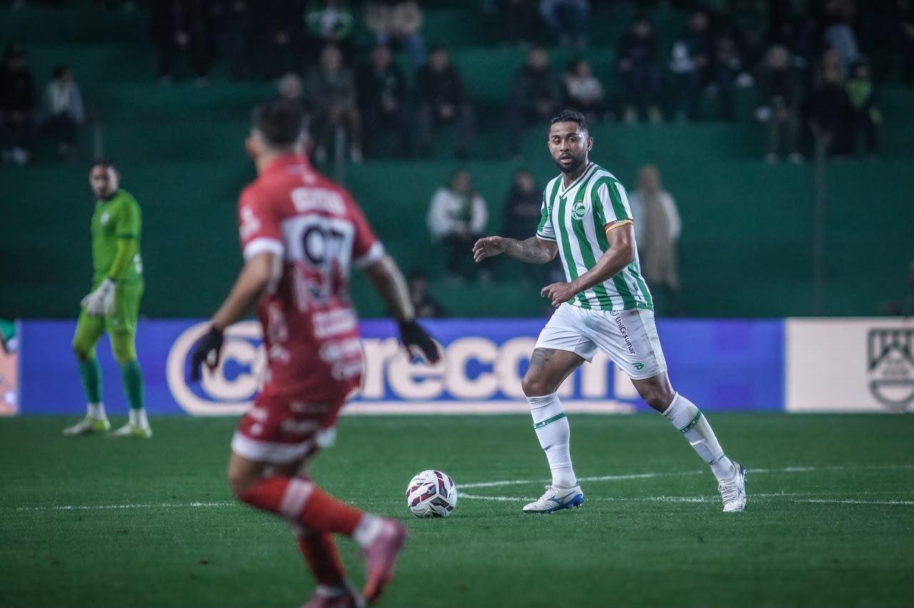 Juventude vira sobre CRB no Alfredo Jaconi&nbsp;e assume lideran&ccedil;a da S&eacute;rie B