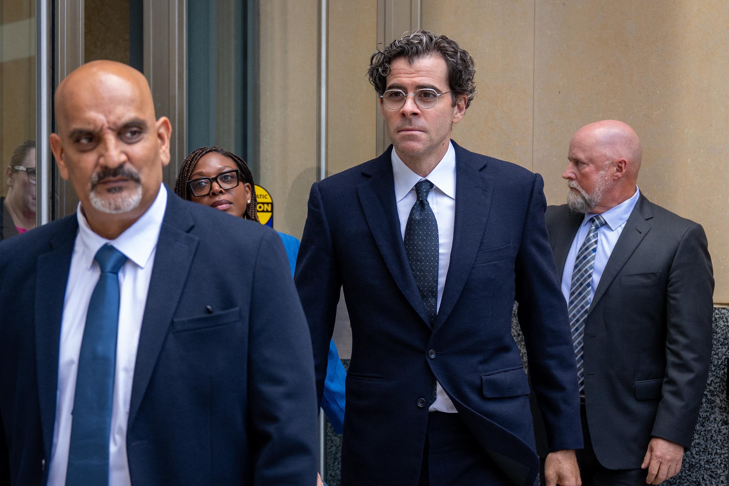 O chefe do Instagram, Adam Mosseri, deixa o Edif&iacute;cio Federal e Tribunal dos EUA Ronald V. Dellums enquanto a Meta enfrenta um julgamento sobre o v&iacute;cio em redes sociais na Calif&oacute;rnia