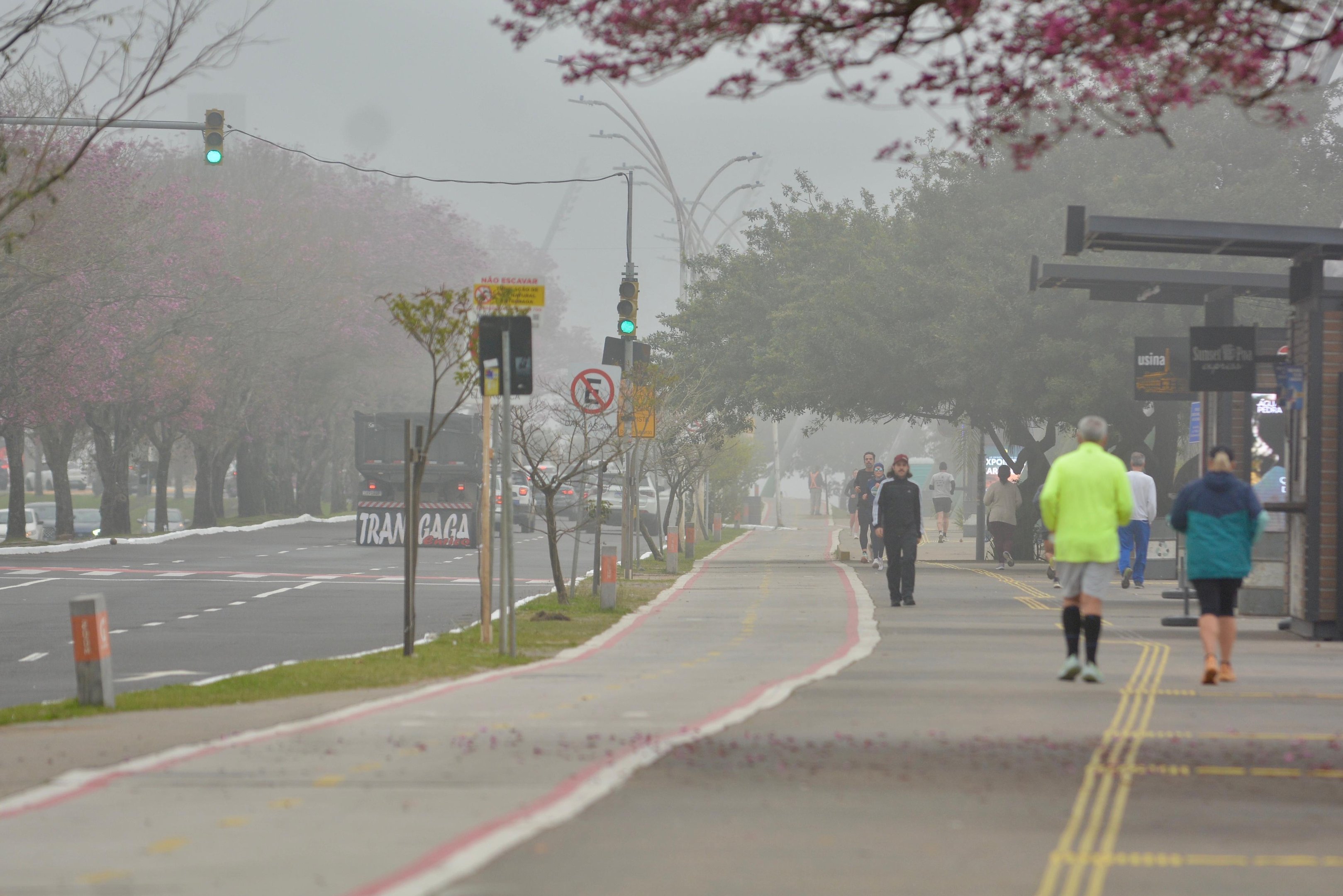 Porto Alegre amanheceu com neblina e temperaturas ao redor dos 13&ordm;C, com a m&aacute;xima, &agrave;s 8h30min, chegando a 14&ordm;C na Ilha da Pintada