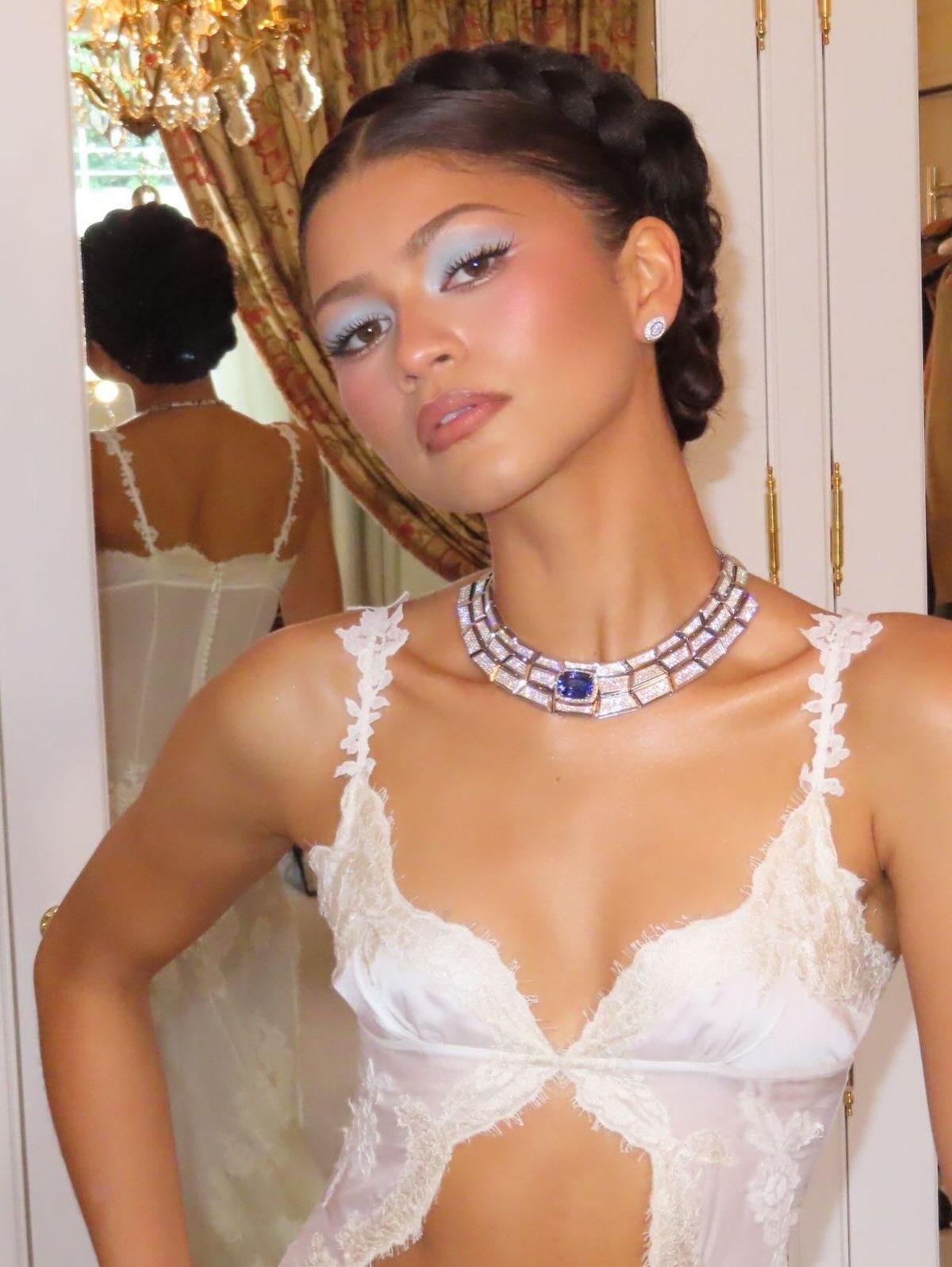 Zendaya apareceu na premi&egrave;re de &lsquo;A Odisseia&rsquo; em Paris com sombra azul fria e luminosa