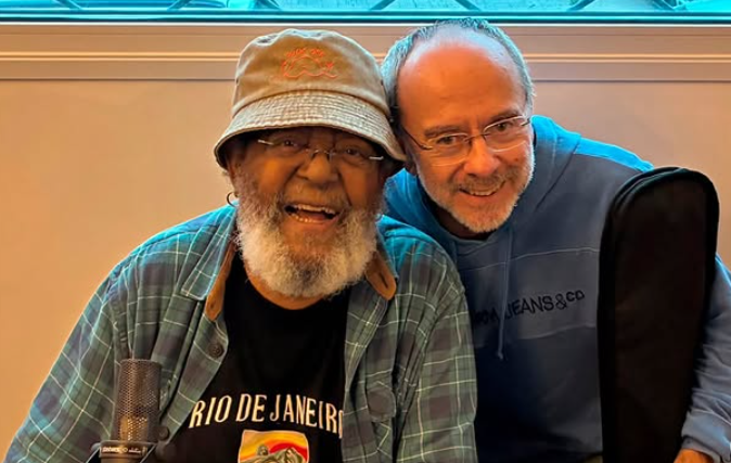 Ruben Rada, que morreu nesta quarta-feira, 26 de agosto, aos 83 anos, com o baixista da T&oacute;tem, Daniel "Lobito" Lagarde, em foto publicada nas redes sociais