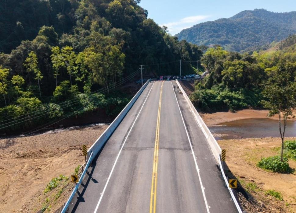 Nova ponte sobre o Arroio Marcondes substitui a que foi levada pelas enchentes de 2024