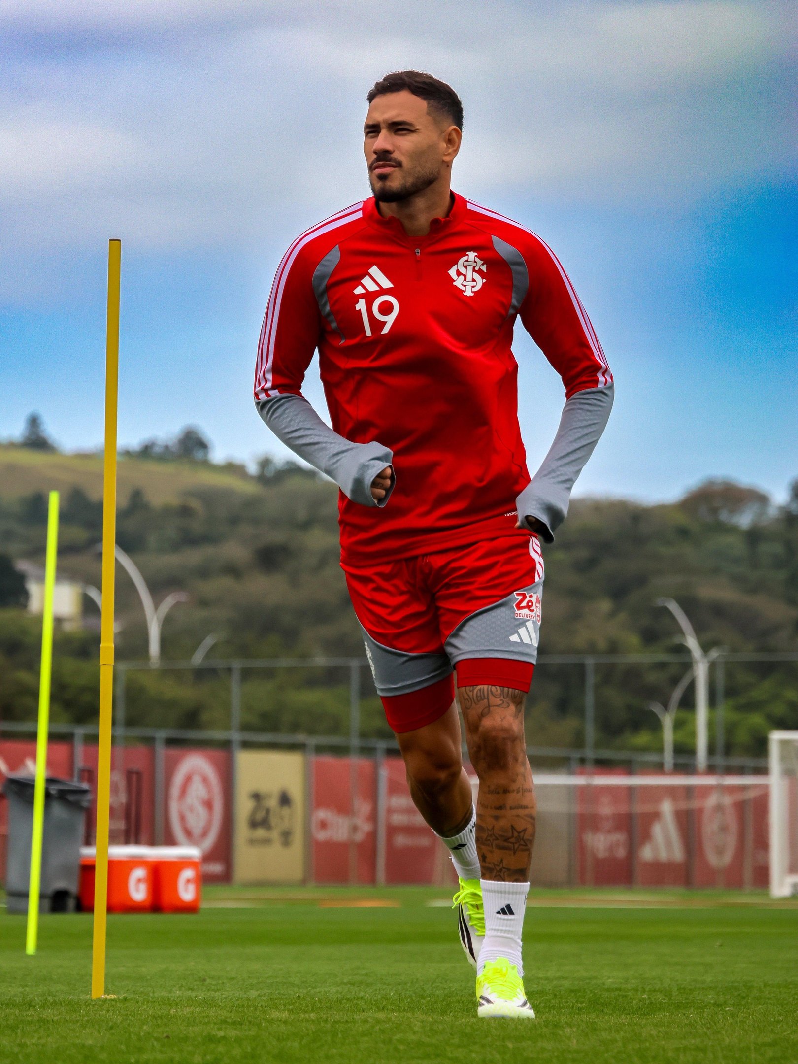 Tony Sanabria j&aacute; treina normalmente no CT Parque Gigante, mas deve come&ccedil;ar o Gre-Nal no banco