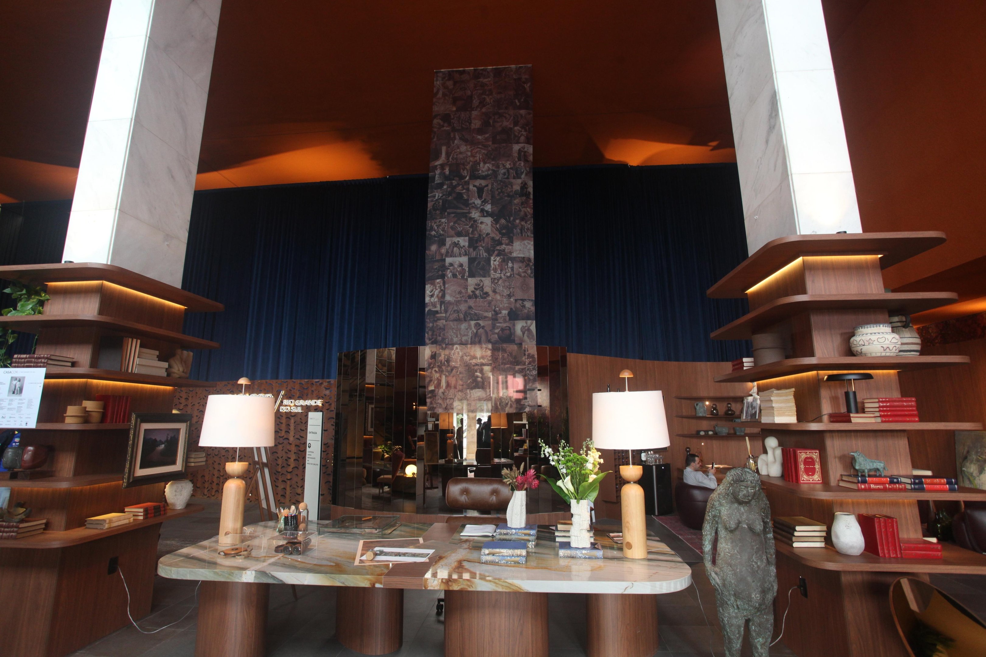 "Living atelier" de Aldo Locatelli foi montado no hall de entrada