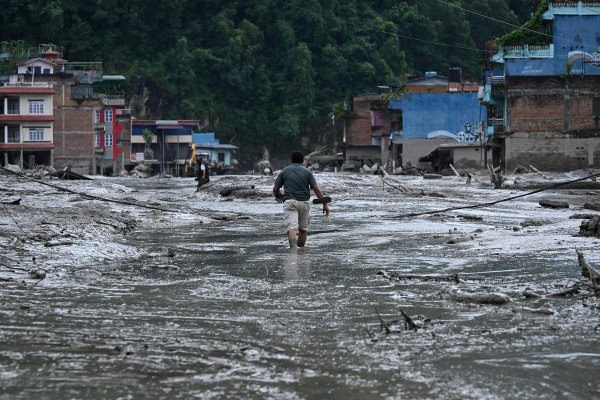 Resgate &eacute; mobilizado ap&oacute;s inunda&ccedil;&otilde;es que deixam ao menos 160 mortos entre Nepal e Tibete