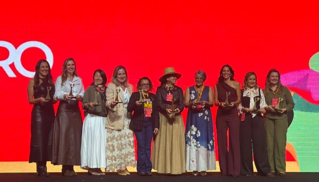 As dez vencedoras da 9&ordf; edi&ccedil;&atilde;o do Pr&ecirc;mio Mulheres do Agro representam diferentes regi&otilde;es, portes de propriedades e formas de atua&ccedil;&atilde;o, da gest&atilde;o rural &agrave; pesquisa cient&iacute;fica