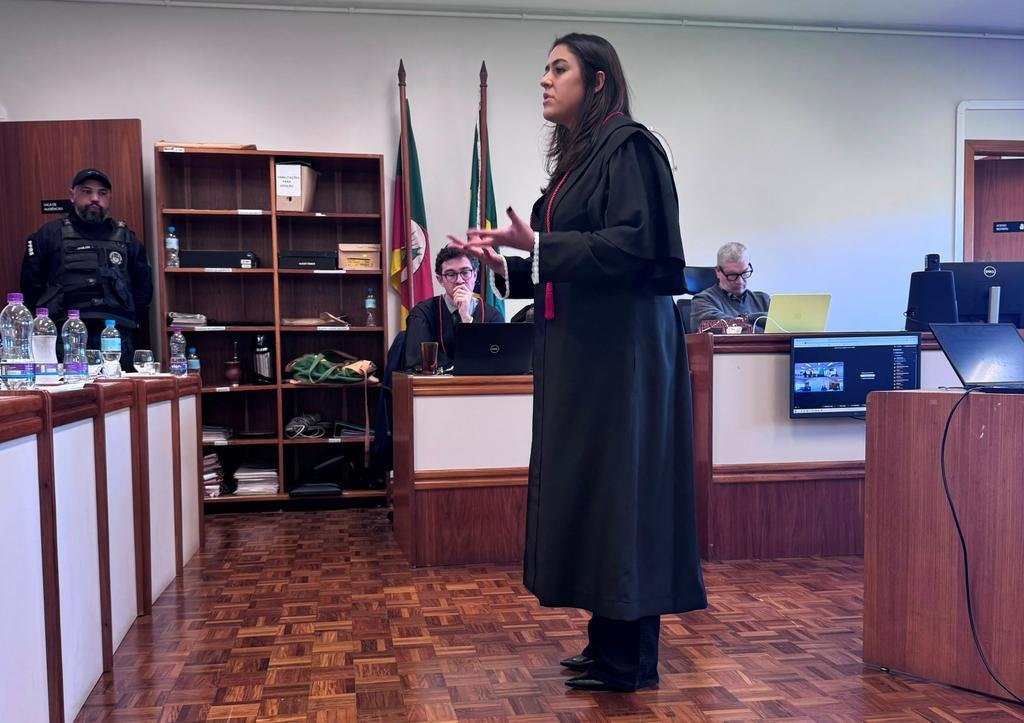 Na acusa&ccedil;&atilde;o em plen&aacute;rio atuaram os promotores de Justi&ccedil;a Milena dos Santos Oliveira e Gabriel Munhoz Capelani