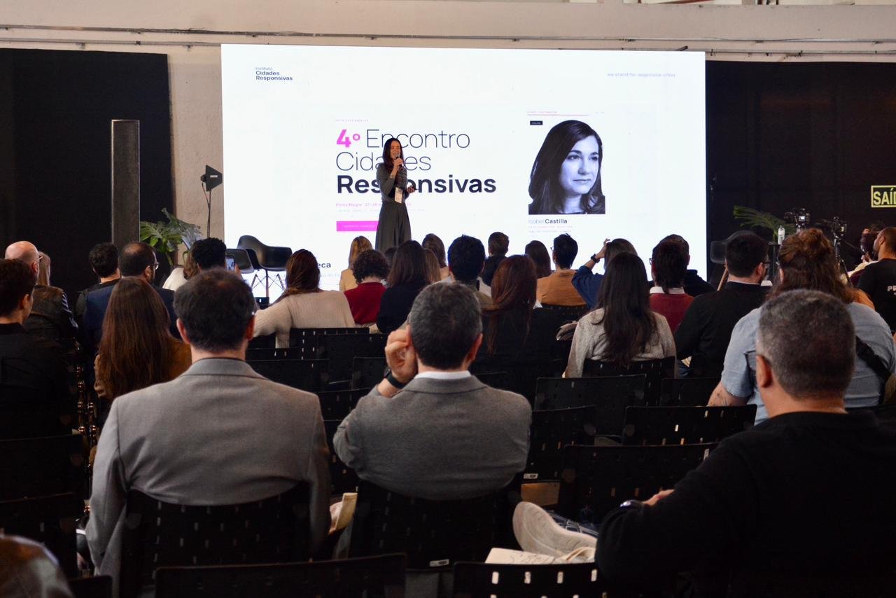 A s&oacute;cia-fundadora e diretora do Instituto Cidades Responsivas, Luciana Fonseca, abriu o evento, destacando que operar o futuro das cidades envolve academia, governos e mercado em colabora&ccedil;&atilde;o