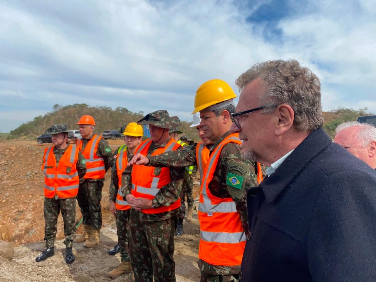 O conteiro de obras recebeu a visita do Chefe de Engenharia e Constru&ccedil;&atilde;o do Ex&eacute;rcito General Marcelo Guedon