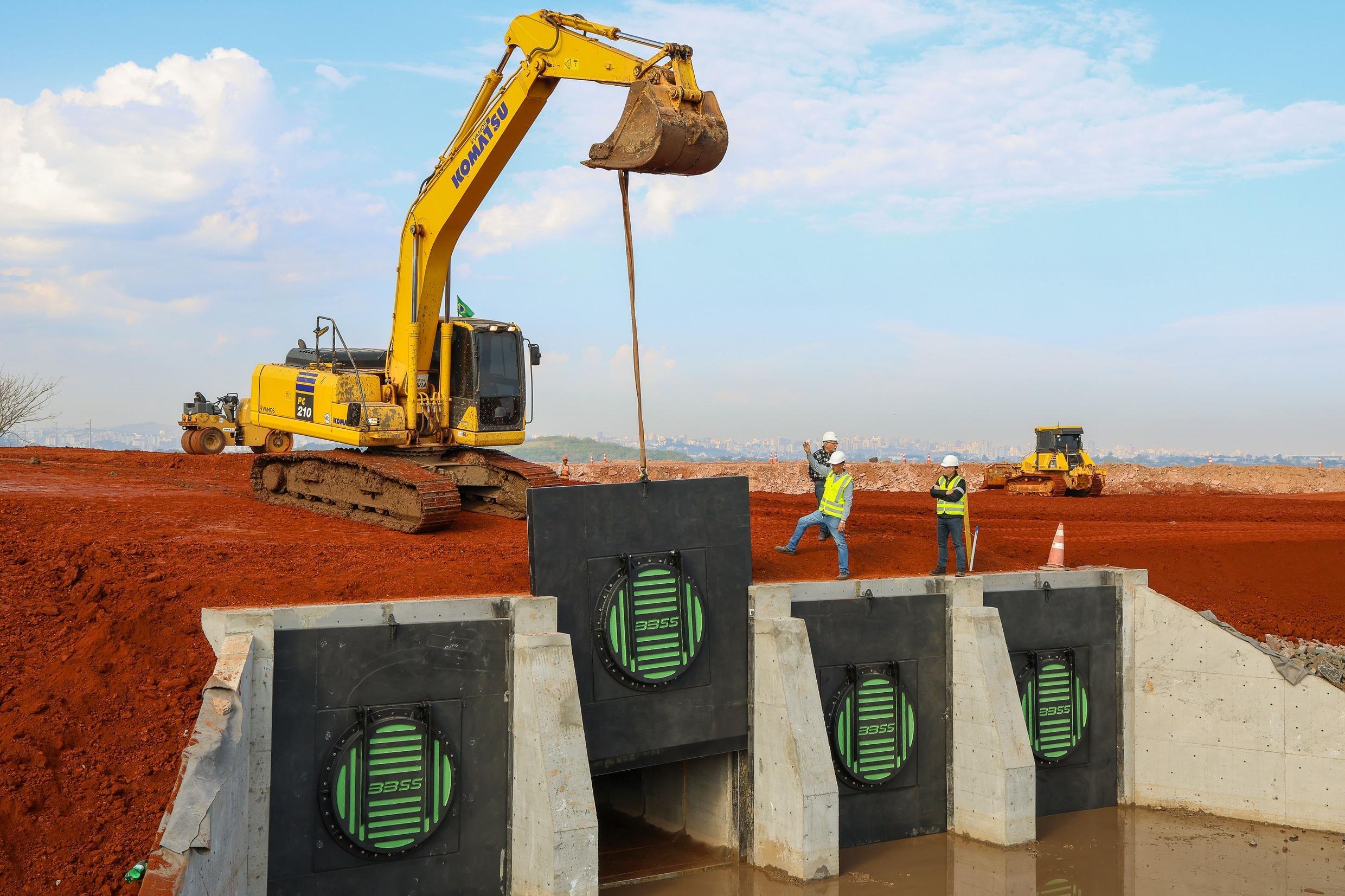 Nos pr&oacute;ximos dias, a equipe far&aacute; os ajustes finais da obra, elevando o dique para 5,8 metros e concluindo a estrutura de prote&ccedil;&atilde;o do Arroio Areia