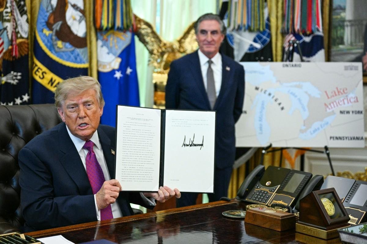 Donald Trump assinou nesta quinta uma ordem executiva que muda "imediatamente" o nome do Lago Ont&aacute;rio para "Lago Am&eacute;rica"