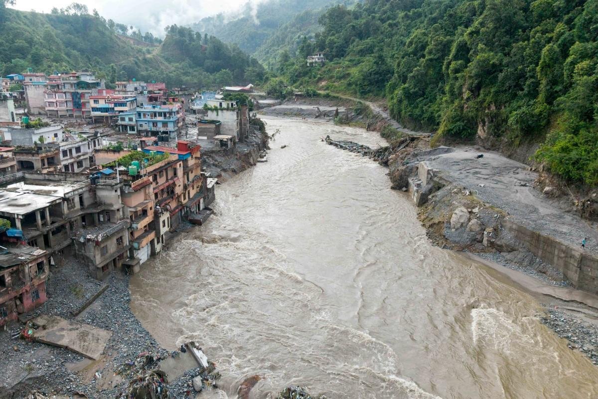Equipes de resgate buscam mais de 1,4 mil desaparecidos no Nepal