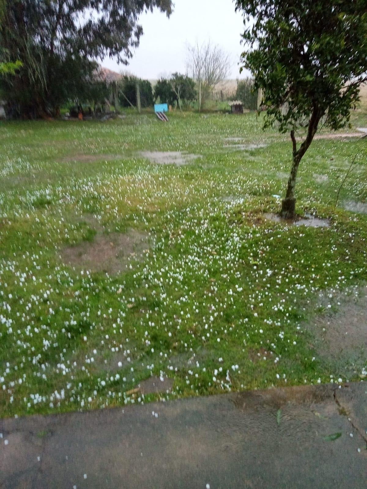O granizo, considerado pequeno, caiu principalmente na localidade de Pedras Brancas