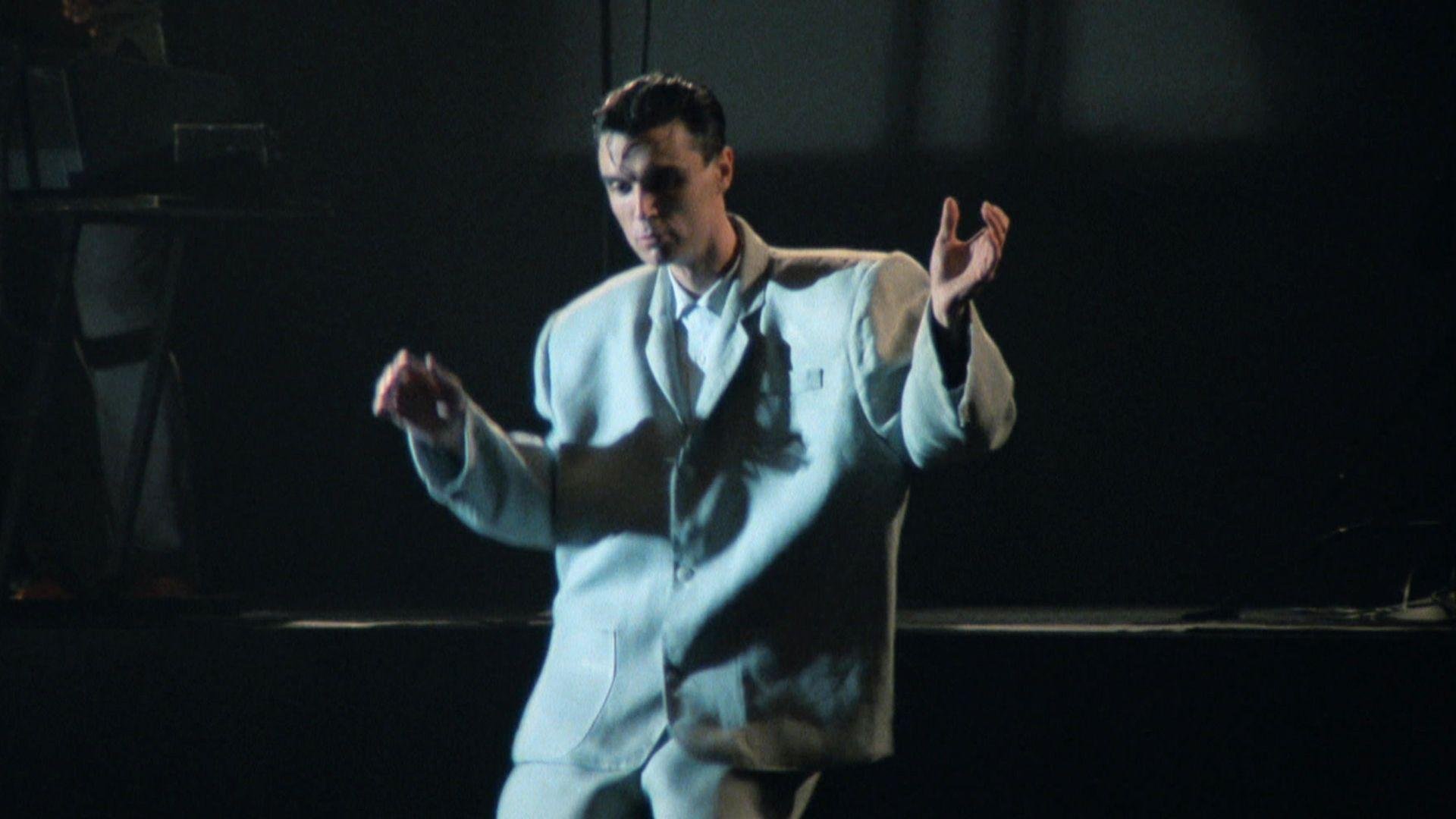 O m&uacute;sico David Byrne no filme-concerto "Stop Making Sense", grava&ccedil;&atilde;o de turn&ecirc; da banda Talking Heads