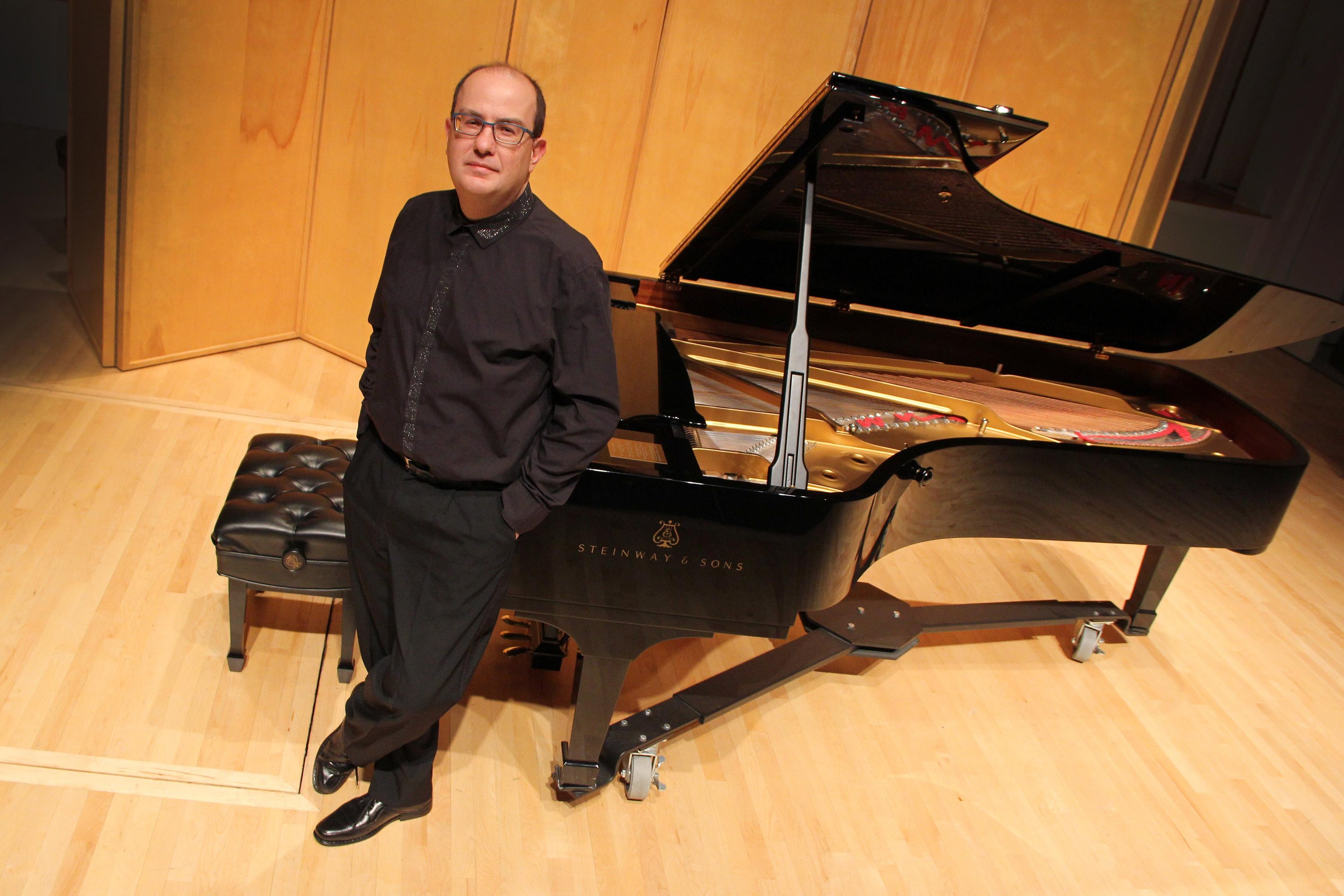 Pianista Alexandre Dossin se apresenta com a Ospa