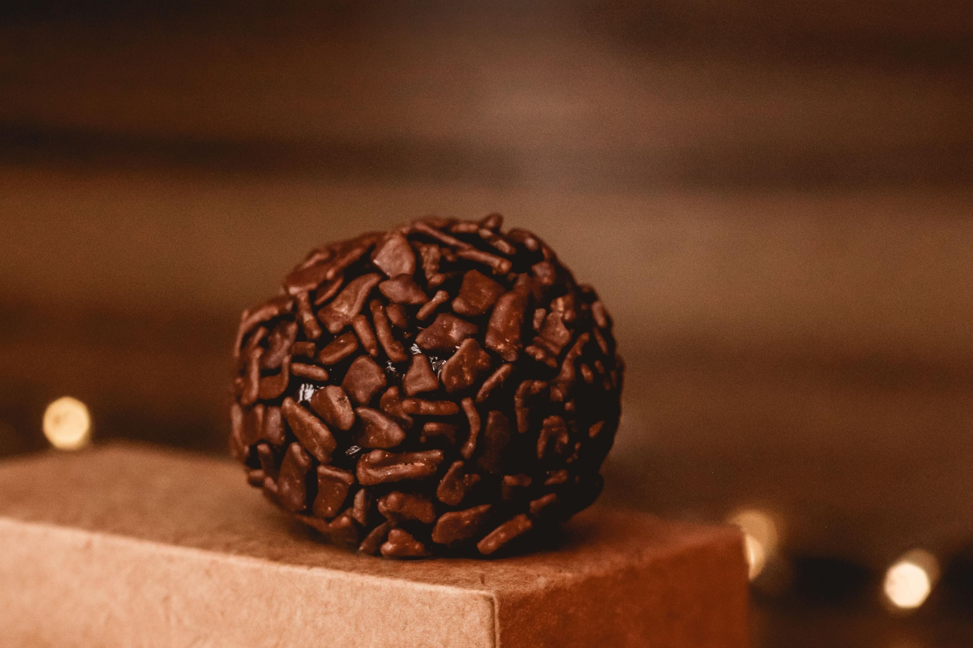 Brigadeiro ganha vers&atilde;o vegetal com condensado de castanha-de-caju e mant&eacute;m a cremosidade caracter&iacute;stica do doce brasileiro