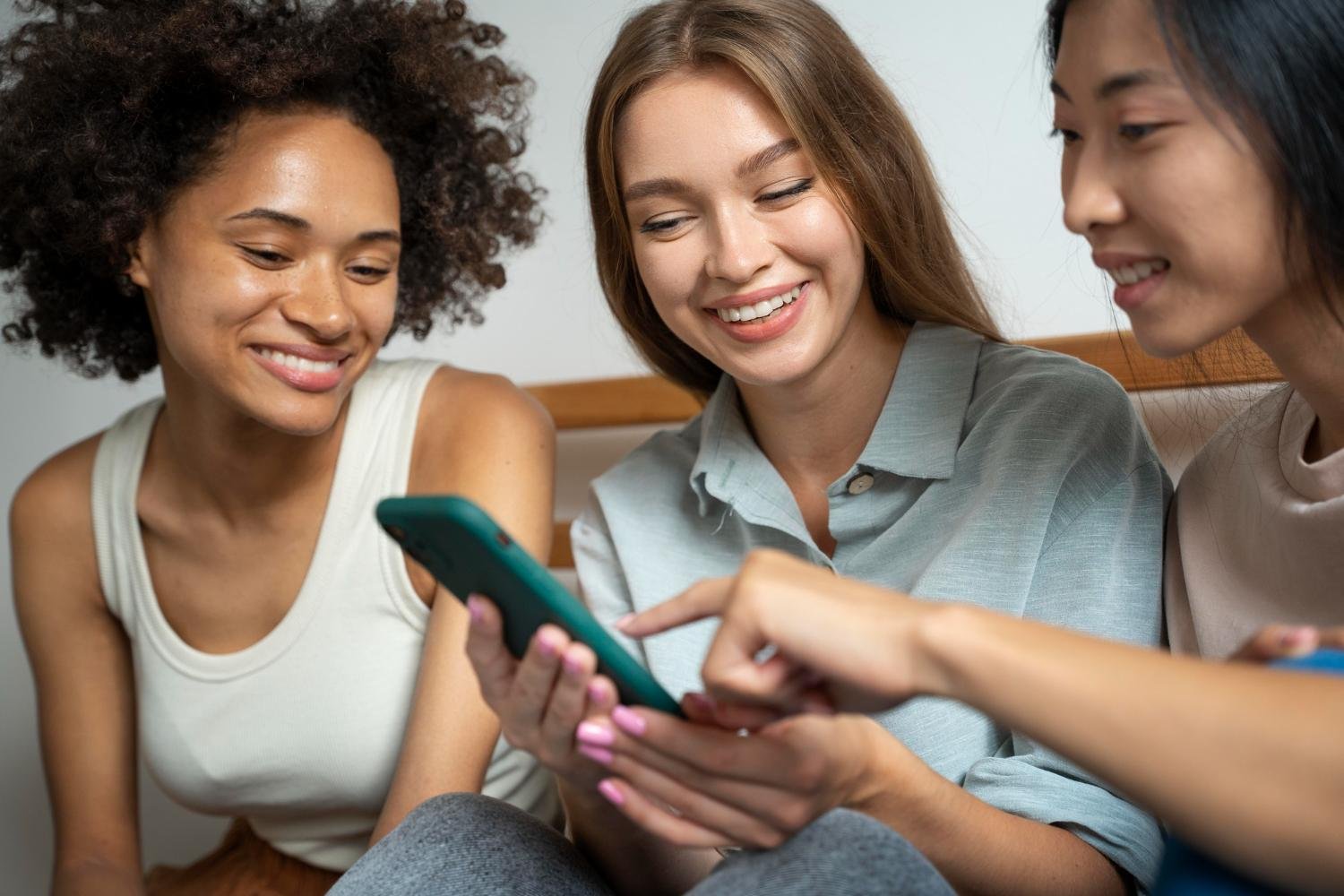 As novas g&iacute;rias tamb&eacute;m funcionam como marcadores de identidade e pertencimento, ajudando os jovens a reconhecer quem compartilha das mesmas refer&ecirc;ncias culturais e digitais