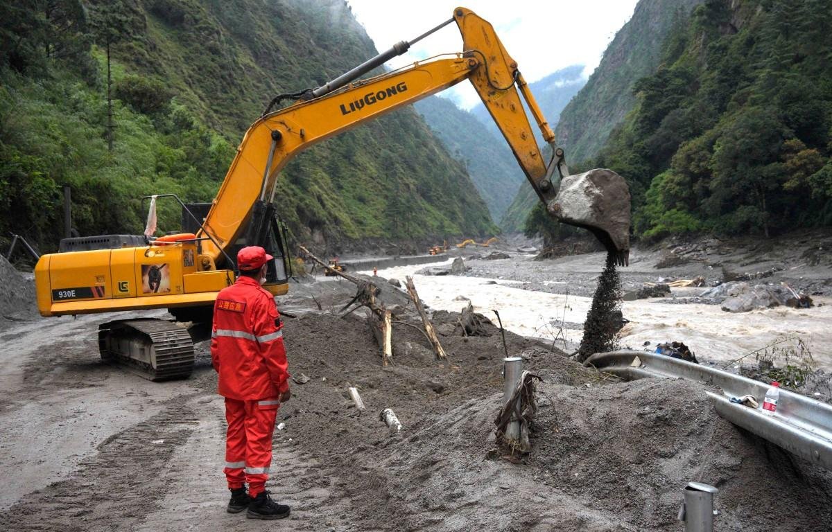 Equipes de resgate avan&ccedil;am em &aacute;rea atingida por desastre natural e buscam centenas de desaparecidos em condi&ccedil;&otilde;es dif&iacute;ceis