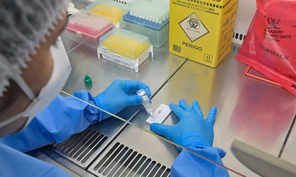 Os laborat&oacute;rios ter&atilde;o prazo de um ano para se adequar &agrave;s exig&ecirc;ncias relacionadas &agrave; ado&ccedil;&atilde;o da norma