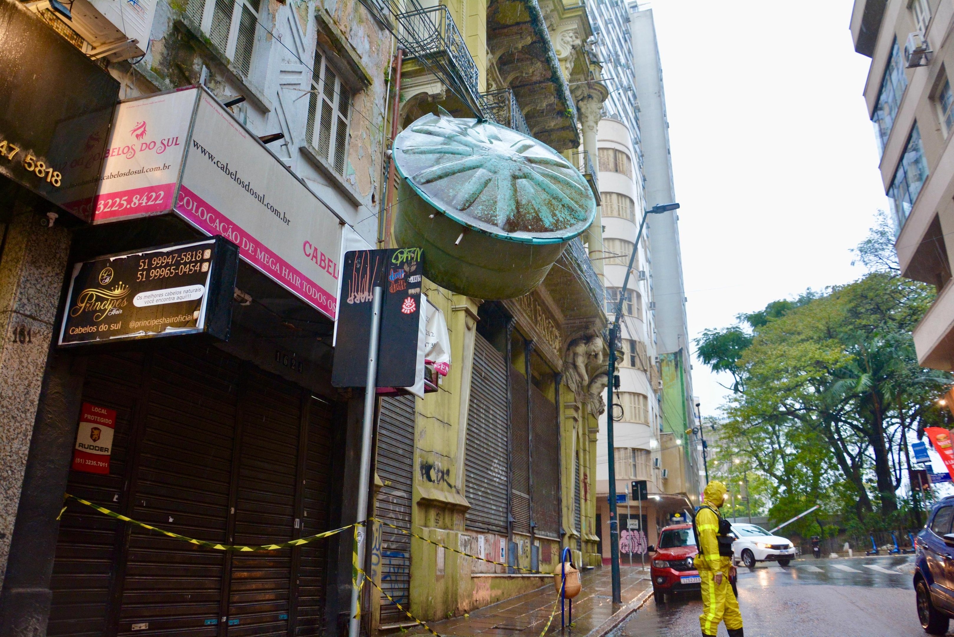 Caixa d&rsquo;&aacute;gua cai de pr&eacute;dio no Centro Hist&oacute;rico de Porto Alegre