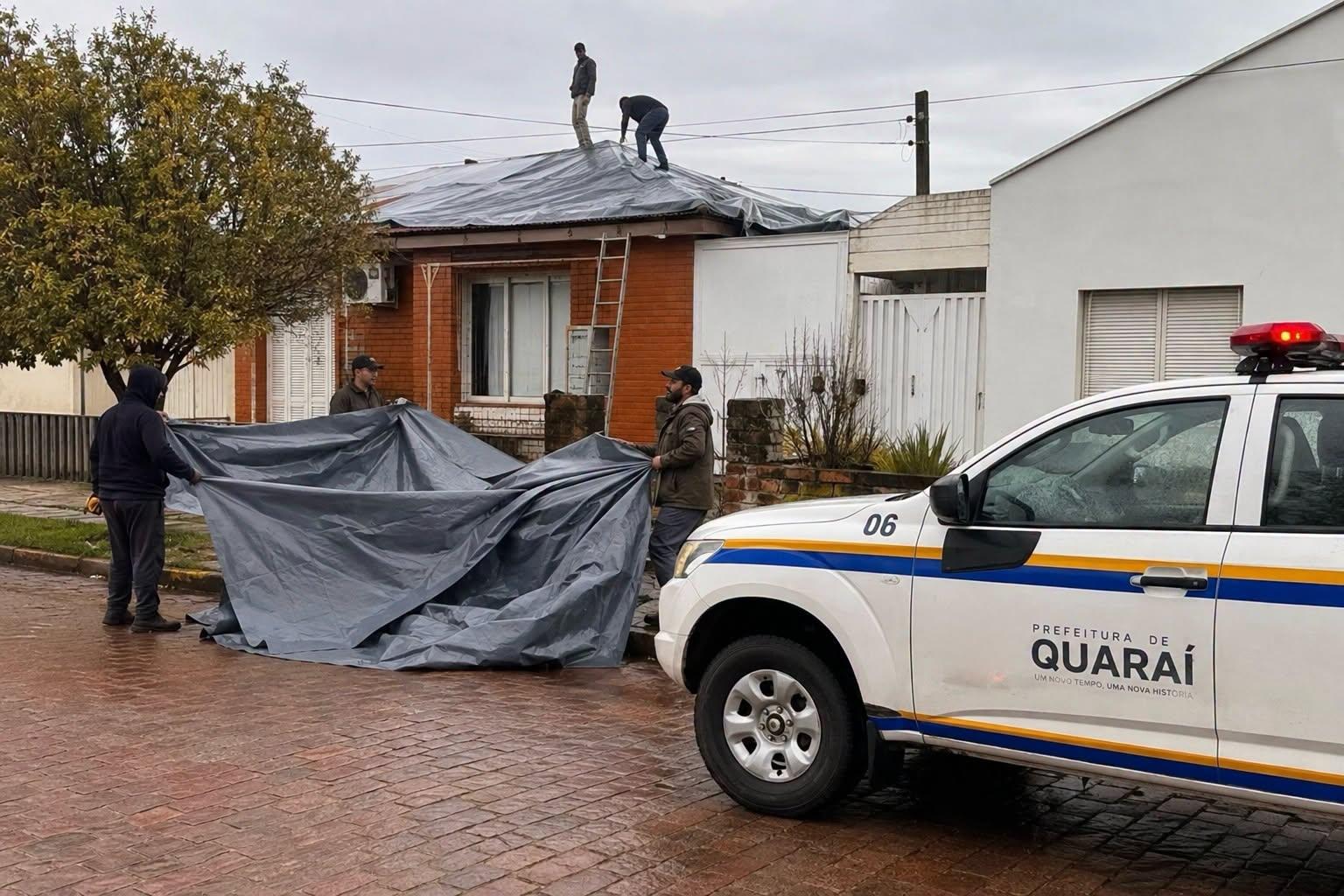 Prefeitura de Quara&iacute; distribui lonas para os moradores que tiveram as resid&ecirc;ncias atingidas