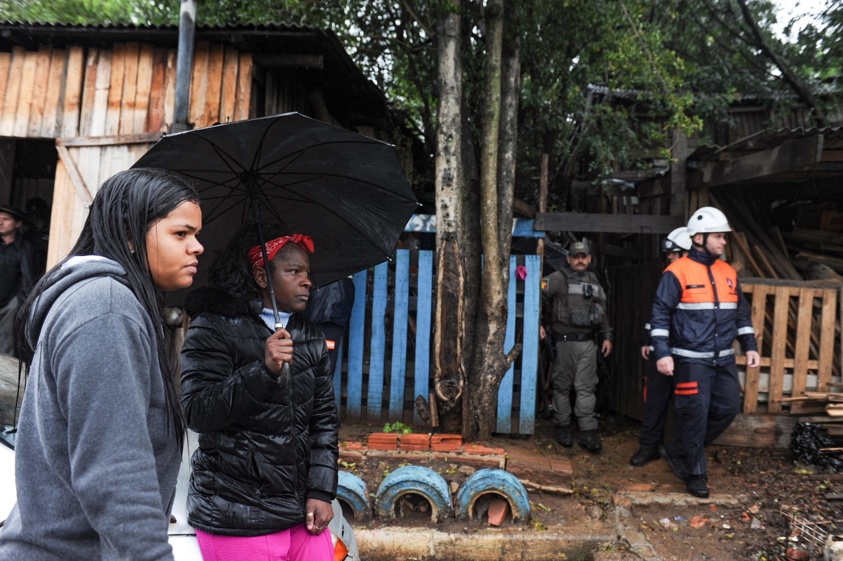 &Aacute;rvore caiu sobre casa na zona Norte de Porto Alegre