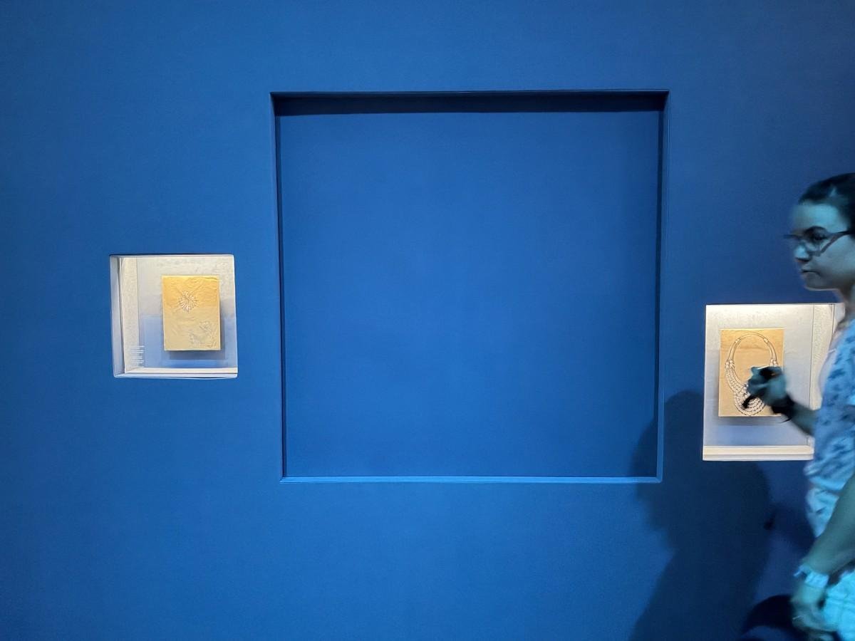 Um painel azul cobre a &aacute;rea onde uma vitrine foi quebrada e um colar da Van Cleef & Arpels foi roubado no Museu de Artes Aplicadas de Viena