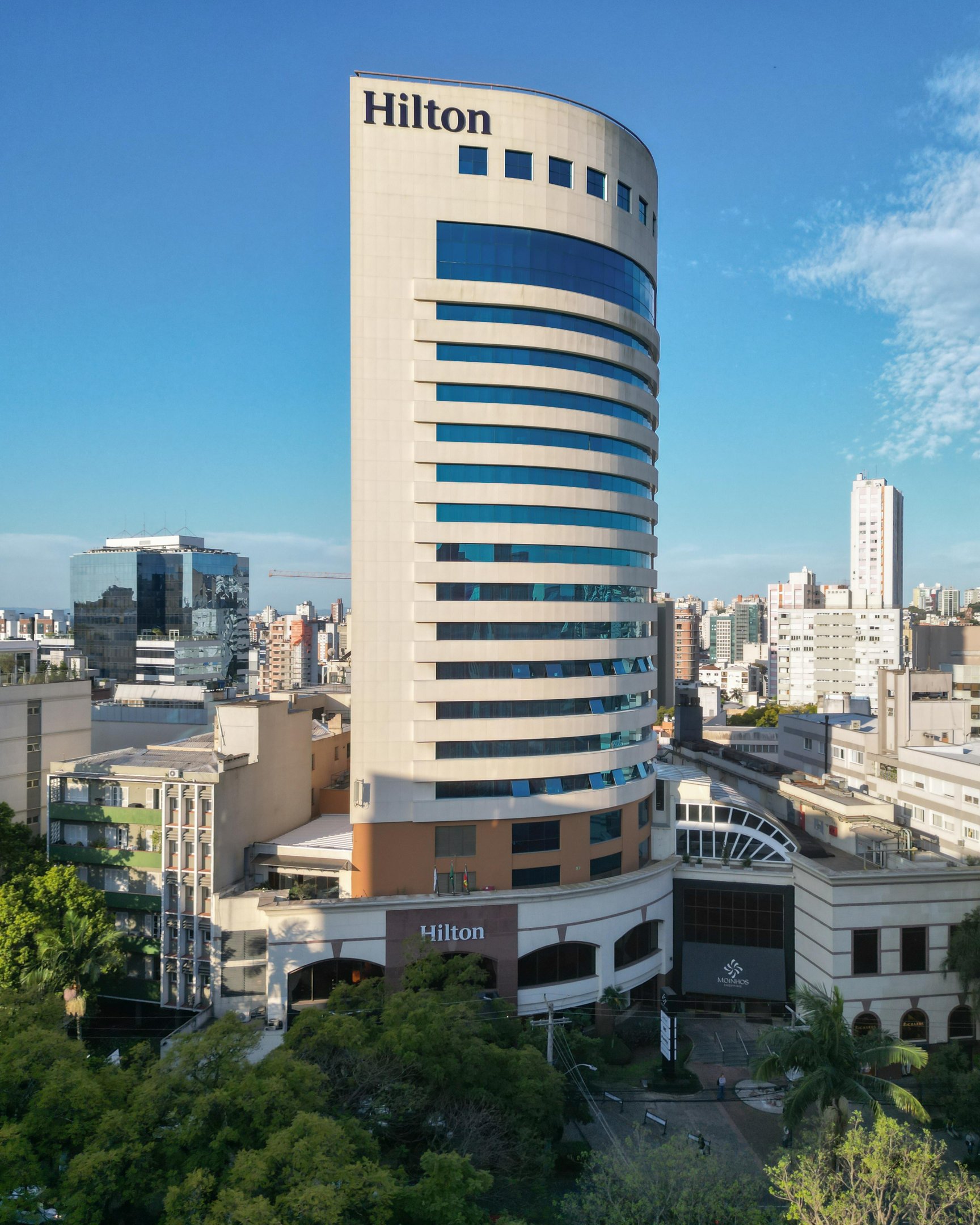 Hotel fica no bairro Moinhos de Vento, em Porto Alegre