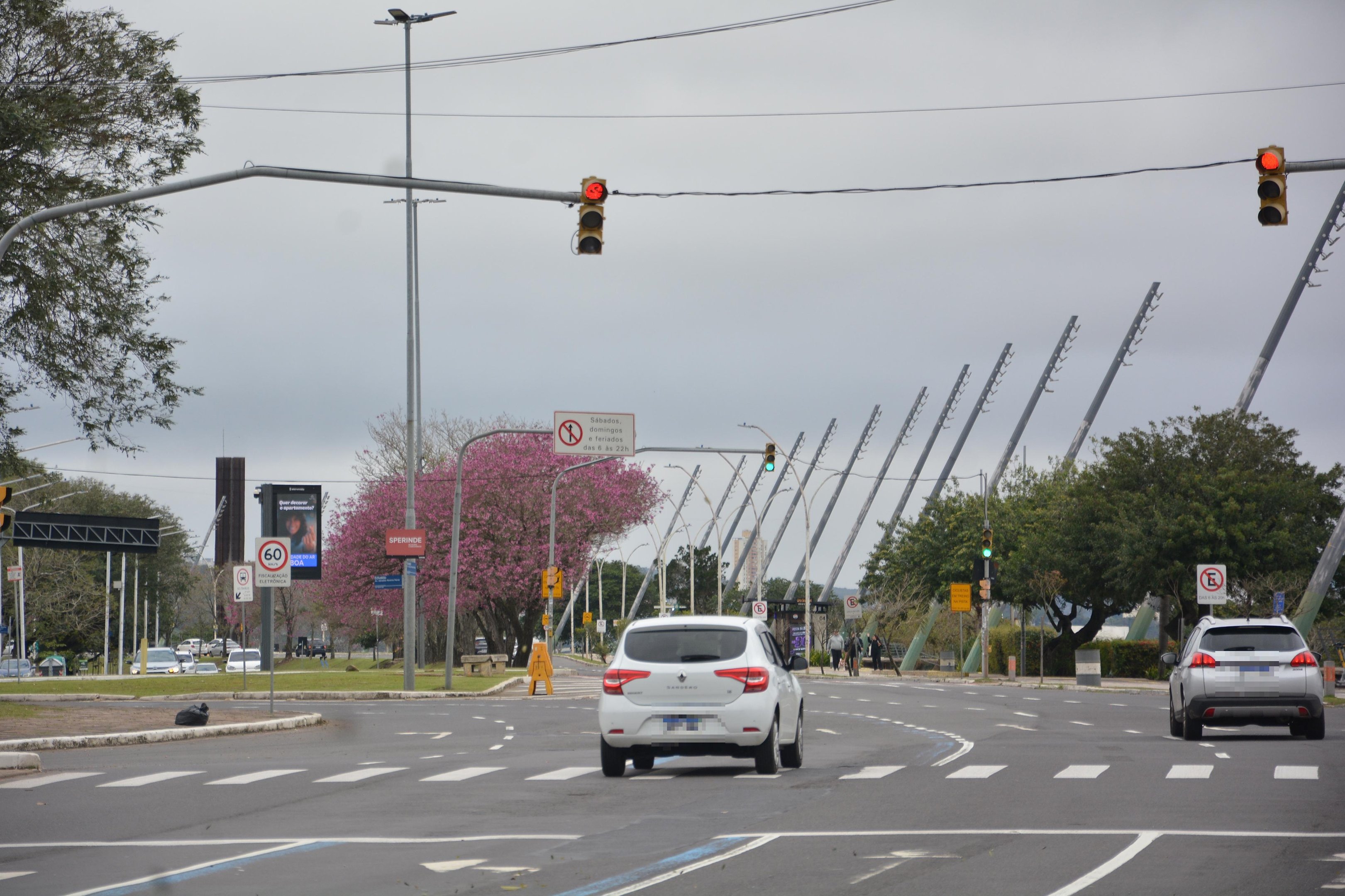 Infra&ccedil;&otilde;es de tr&acirc;nsito. Ve&iacute;culo ultrapassa o sinal vermelho na Av. Jo&atilde;o Presidente Goulart, pr&oacute;ximo a Usina do Gas&ocirc;metro.