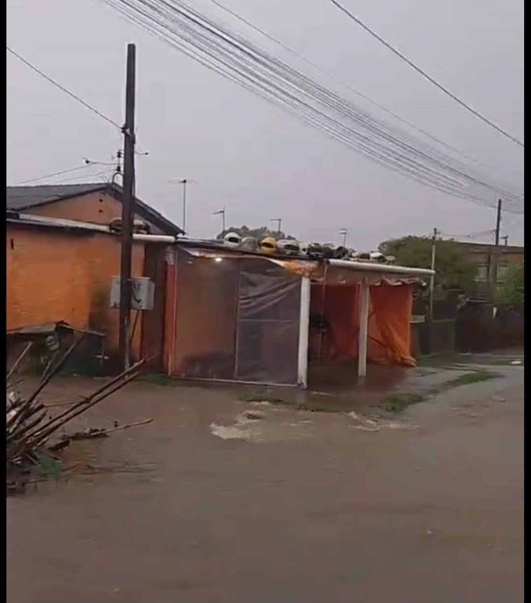 Os alagamentos ocorreram em v&aacute;rios locais do munic&iacute;pio, como no bairro Baltar