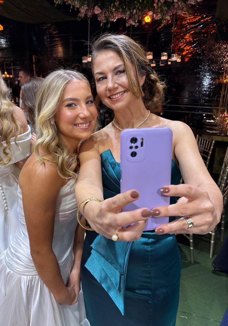 Ant&ocirc;nia e Alessandra Krause registraram os importantes momentos do baile de debutantes