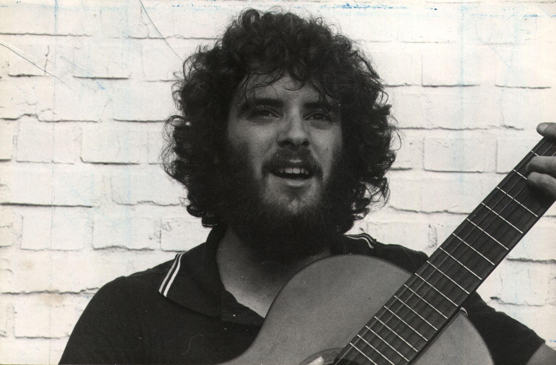 Cantor, compositor e instrumentista Mario Barbar&aacute;