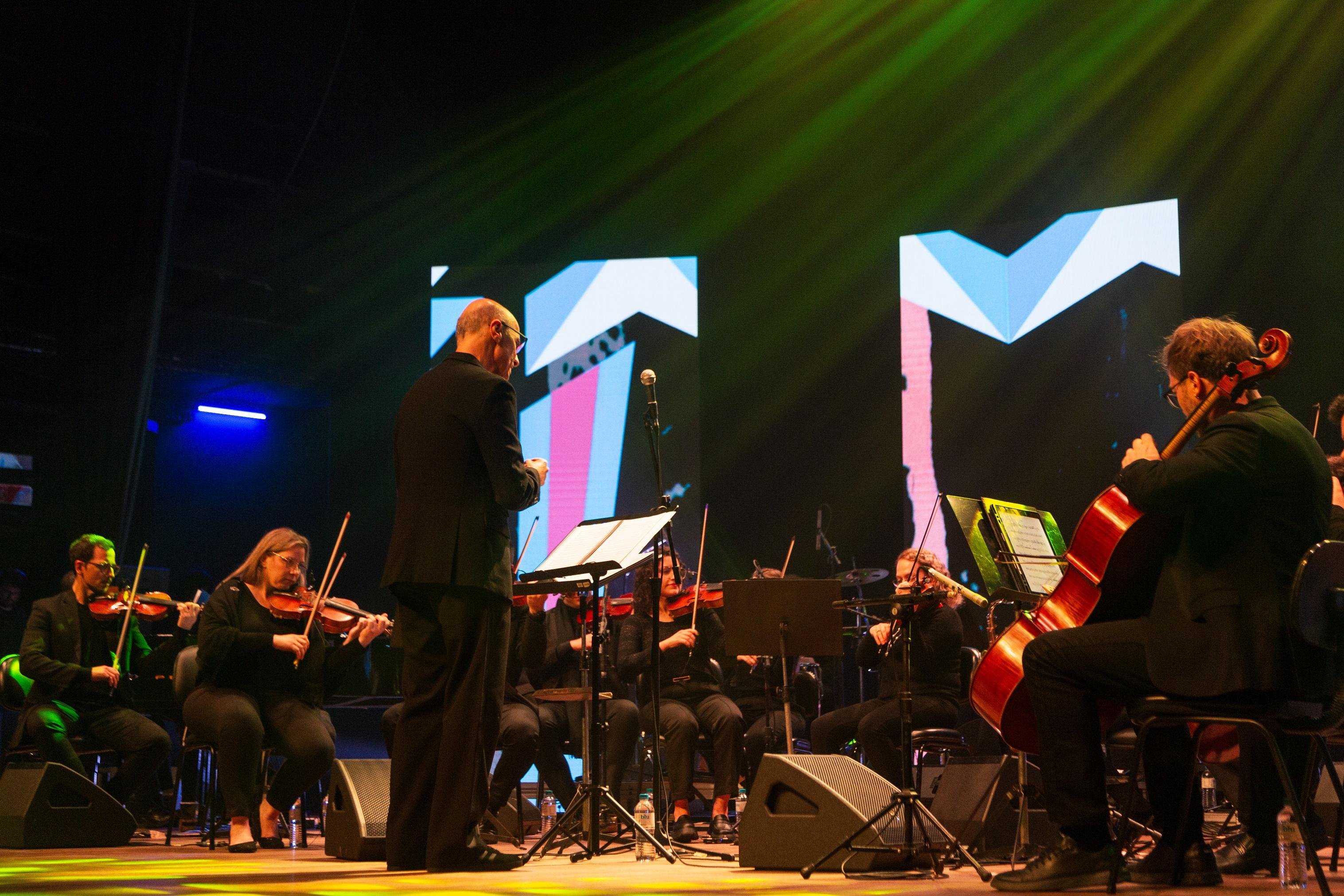 A Simjazz Orquestra.apresenta no dia 10 de setembro, &agrave;s 20h30min, no Sal&atilde;o de Atos da PUCRS, o espet&aacute;culo &ldquo;Samba & Can&ccedil;&atilde;o - Parte I: Samba - A Inven&ccedil;&atilde;o do Corpo Brasileiro&rdquo;