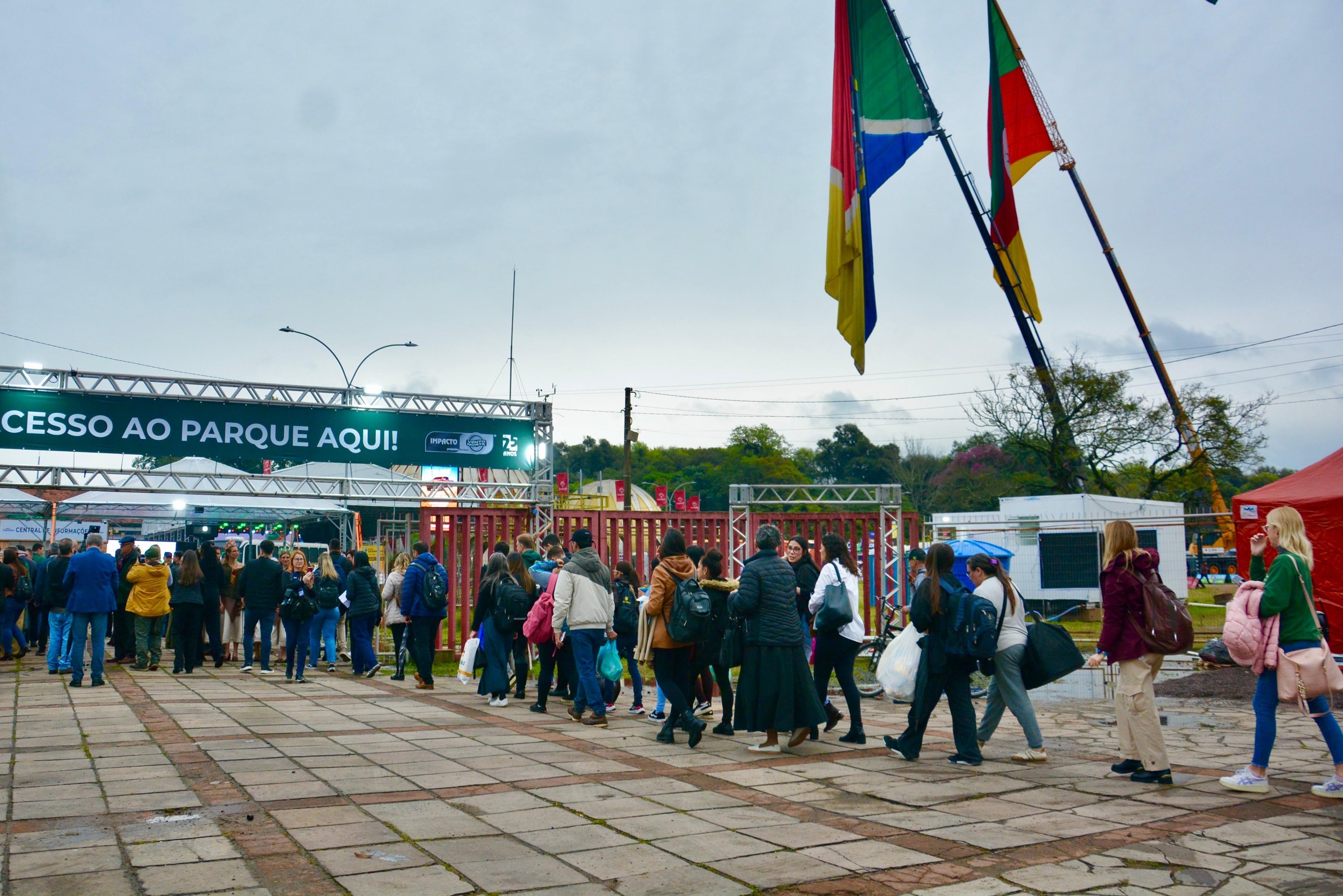 Movimenta&ccedil;&atilde;o de pessoas ingressando no Parque de Exposi&ccedil;&otilde;es Assis Brasil