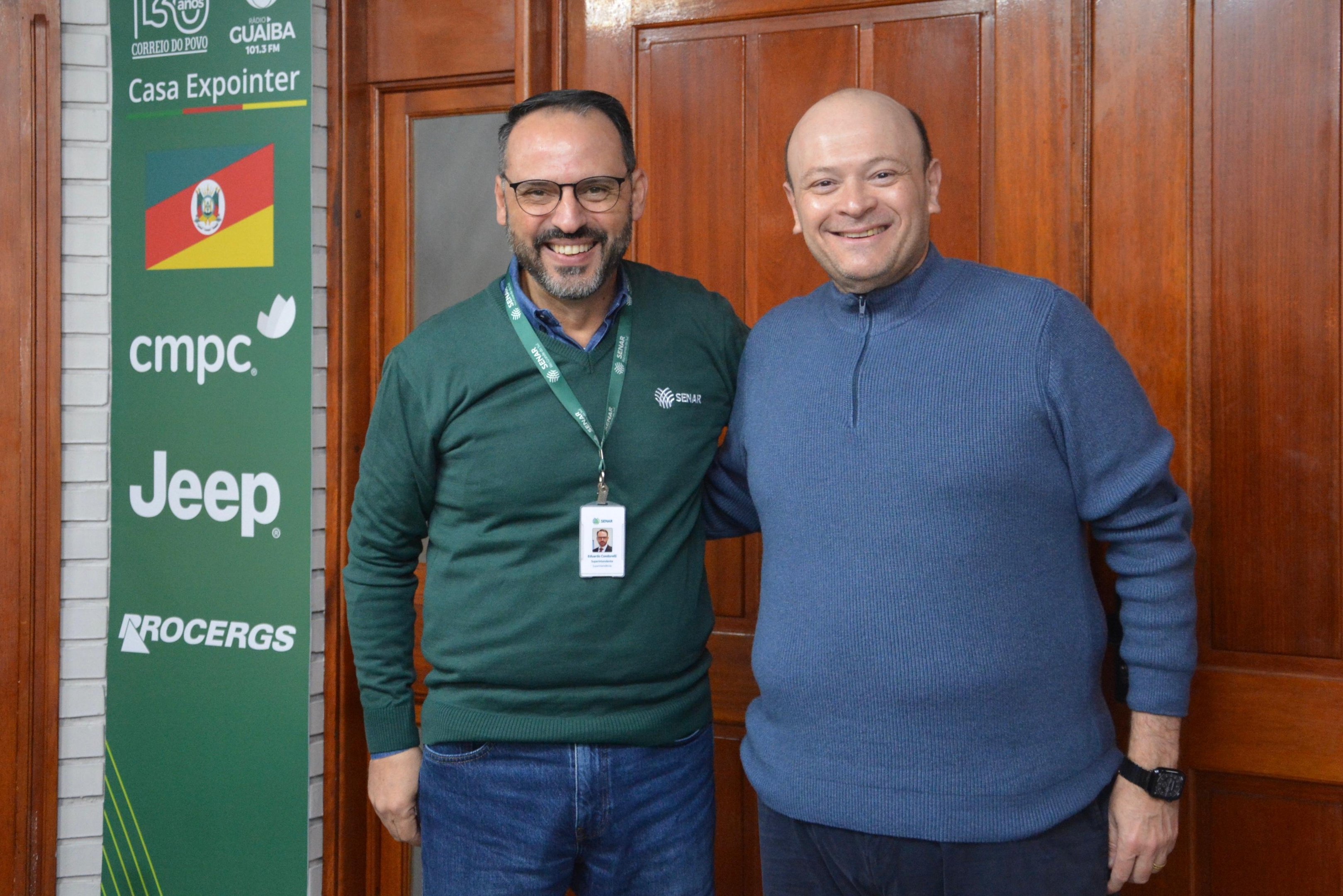 Eduardo Condorelli (&agrave; esq.) e o diretor-presidente do Correio do Povo, Marcelo Dantas, em visita &agrave; Casa Expointer Correio do Povo