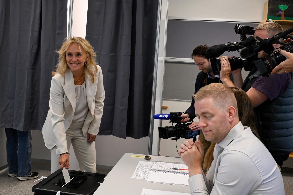 Primeira-ministra Thorgerdur Katrin Gunnarsdottir deposita o voto