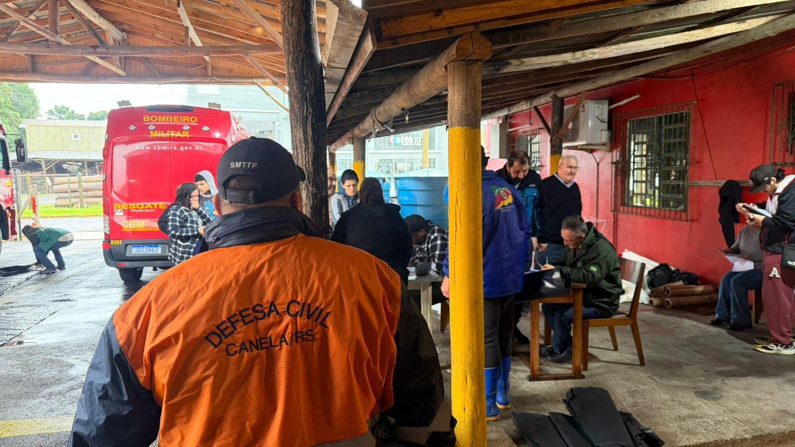 O  quartel do Corpo de Bombeiros est&aacute; sendo utilizado como ponto de apoio para auxiliar os atingidos pelo temporal