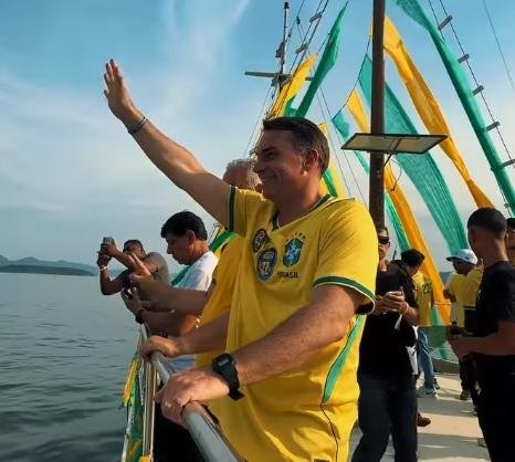 Fl&aacute;vio Bolsonaro realizou  "barqueata" em Angra dos Reis