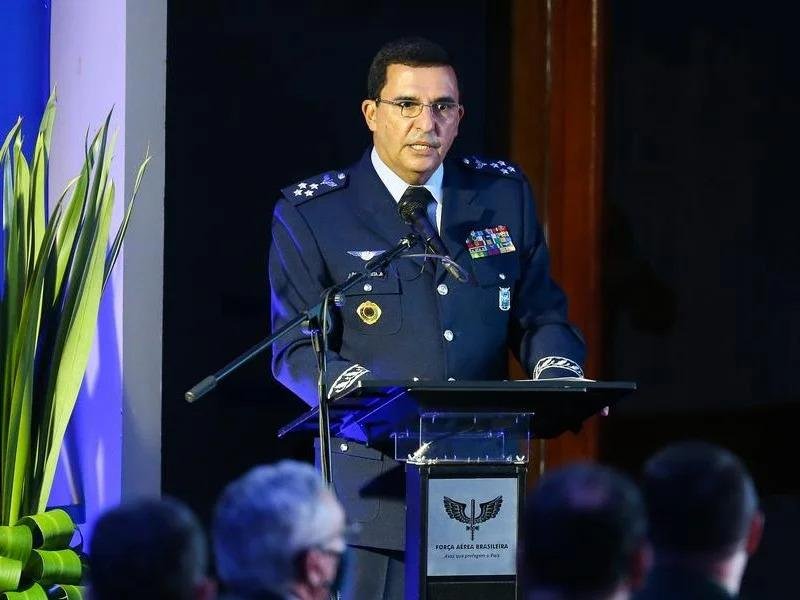 Ex-comandante sugeriu que Fl&aacute;vio aguardasse o lan&ccedil;amento de seu livro "Eu Disse N&atilde;o! Uma trincheira antigolpista", antes de fazer novas afirma&ccedil;&otilde;es sobre sua atua&ccedil;&atilde;o naquele per&iacute;odo