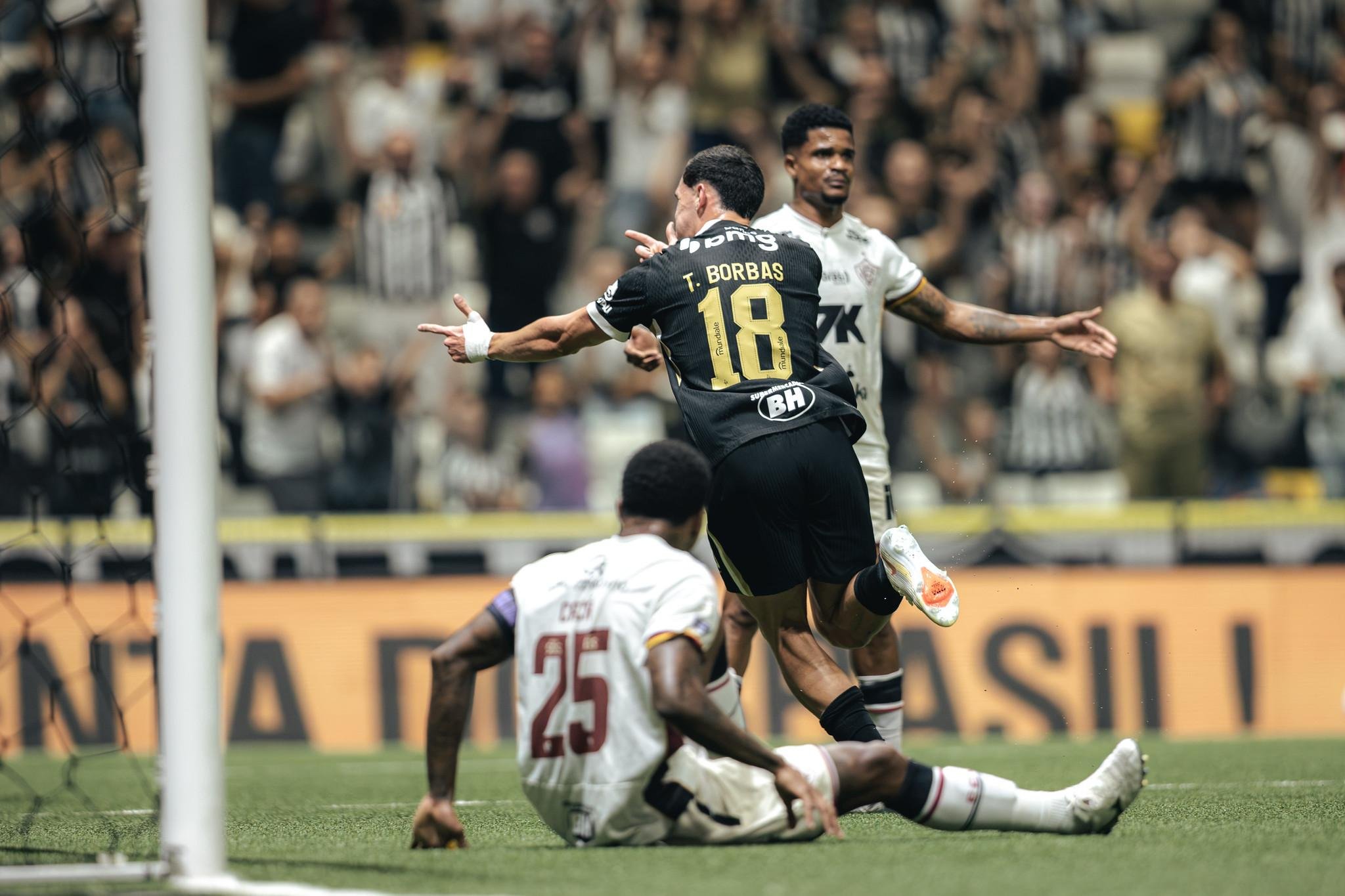 Com 36 pontos, o Galo encosta no G-6 e sonhar em brigar por uma vaga na Libertadores